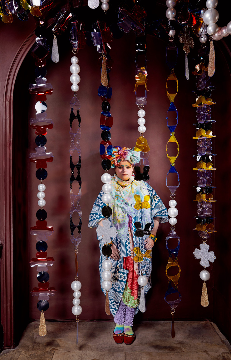Pour Noël 2015, la designer « glamourisait » de guirlandes de bijoux l’espace du restaurant-galerie Sketch, dans Mayfair, à Londres.