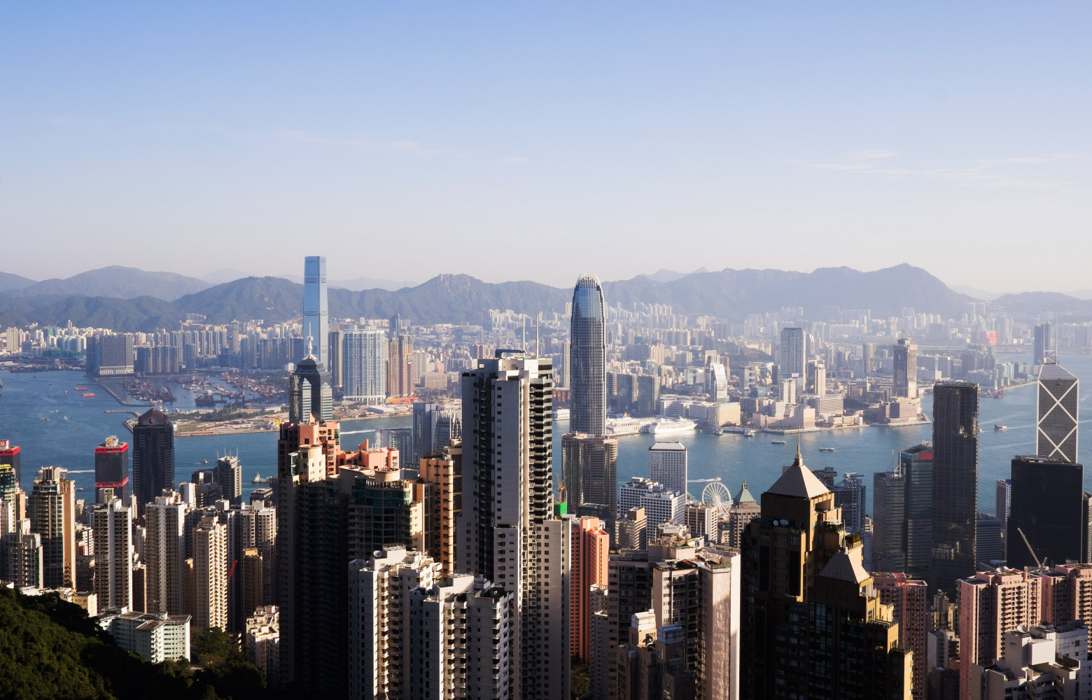 La skyline de Hong Kong, dominée en plein centre par le Two International Finance Centre (416 mètres),...