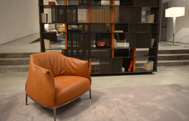 Dans le showroom, deux créations de Jean-Marie Massaud se font écho : le fauteuil Archibald, créé en 2009 et décliné dans diverses versions, et la nouvelle bibliothèque modulable Lloyd, l’une des nouveautés de 2016.
