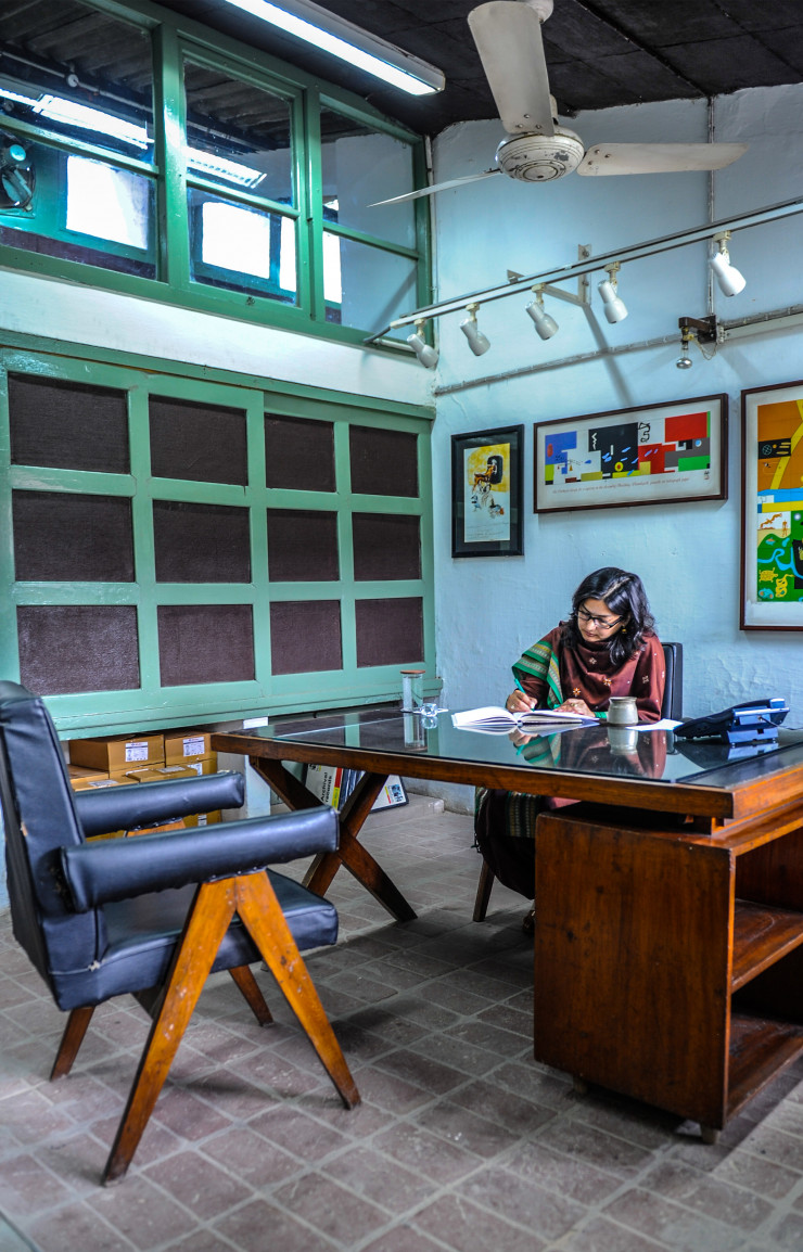 Deepika Gandhi, directrice du Le Corbusier Centre, le QG historique de l’équipe d’architectes ayant bâti Chandigarh, occupe un bureau resté dans son jus, jusqu’aux couleurs d’origine. Bel exemple : la bibliothèque géométrique encastrée à gauche, fermée de portes encadrées de vert, s’ouvre sur le couloir également. « Committee Chair » (1953-54) et bureau administratif « PJ-BU-18-A » (1964-65) de Pierre Jeanneret.