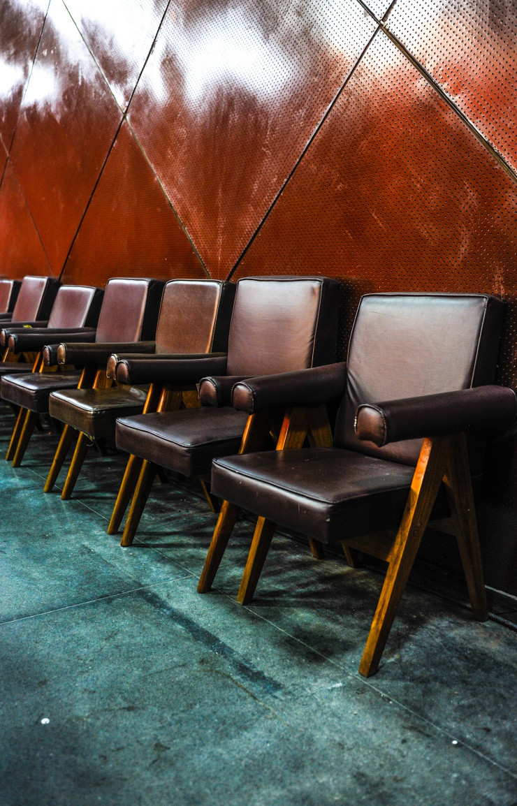 Une rangée de « Committee Chairs » (1953-54), de Pierre Jeanneret, trône au musée du Gouvernement et Galerie d’art.