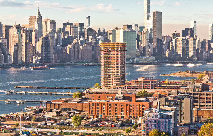 Bordant l’East River, les hangars et les usines de Brooklyn témoignent du passé industriel des lieux.