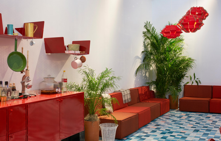 Dans l’installation Sobremesa, le rouge est décliné avec élégance et chaleur… comme au Mexique !
