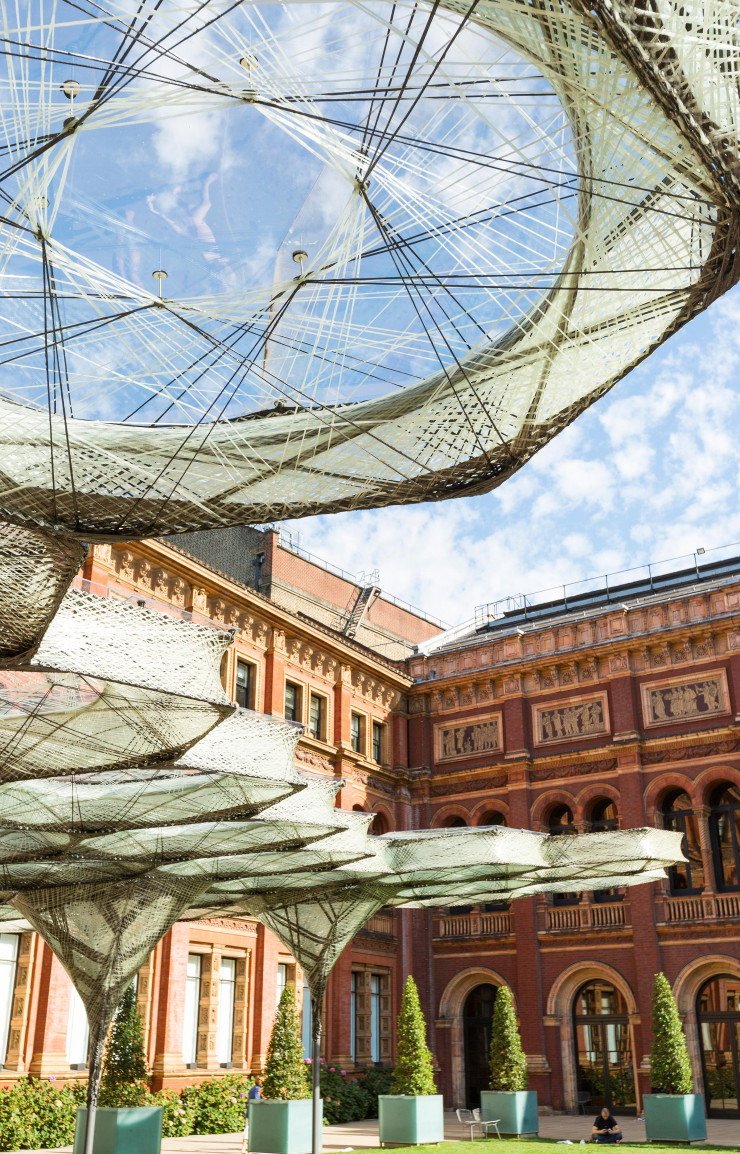 Dans la cour du Victoria & Albert Museum, du printemps à l’automne derniers, le designer et architecte de Stuttgart Achim Menges exposait « Elytra Filament Pavilion », une structure réalisée par un robot imitant la structure d’un aileron de coléoptère.