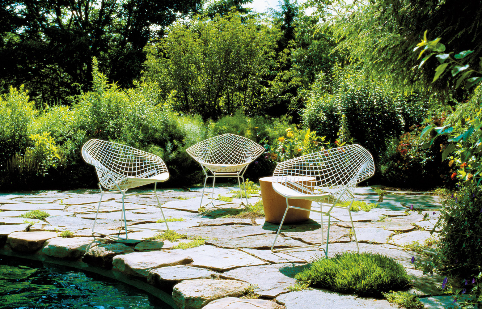 La modernité de formes chez Knoll étonne quand on réalise que les chaises Diamond de Harry Bertoia...