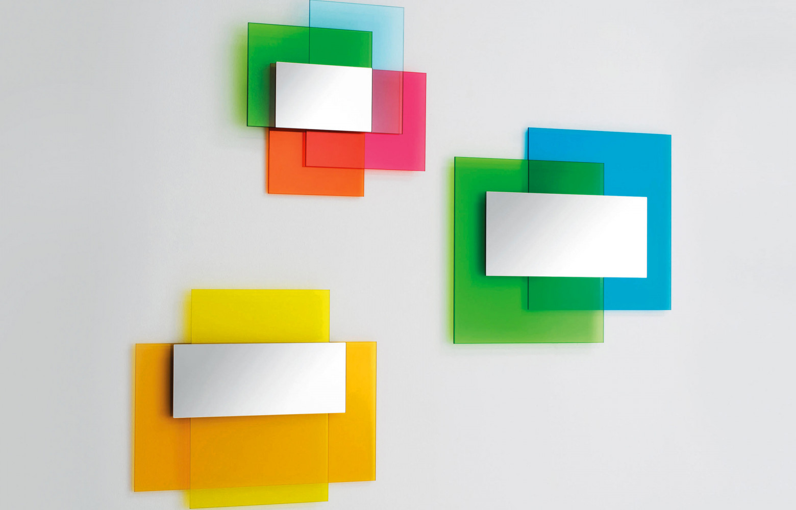 Miroir Colour on Colour de Johanna Grawunder (Glas Italia), disponible dans deux autres combinaisons de couleurs.