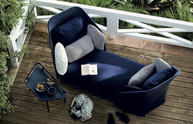 Entre chaise longue et conversation outdoor, les nouveautés d’Ego Paris usent des tissus techniques de Serge Ferrari, type Batyline.