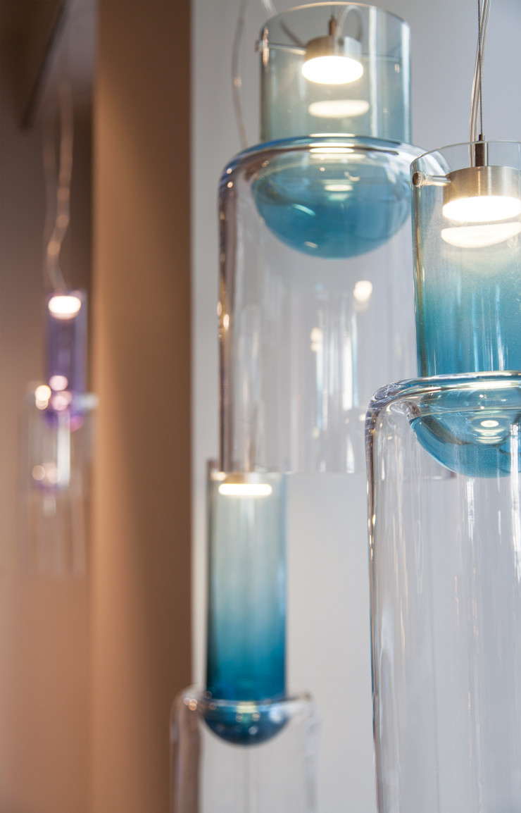 Une version bleutée des luminaires Fuse, réalisée avec les souffleurs de verre de Meisenthal.