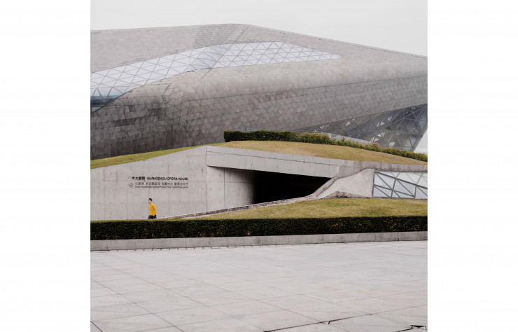 En vis-à-vis du Guangdong Museum, l’opéra, signé Zaha Hadid, expose ses allures de vaisseau spatial au bord de la rivière des Perles.