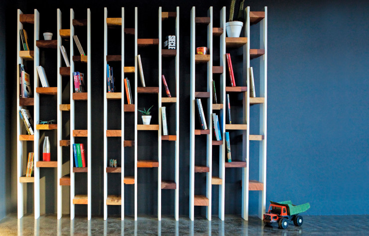 La bibliothèque R60 de Nicola Santini et Pier Paolo Taddei, l’un des best-sellers de la marque, permet de recycler les chutes de bois de l’atelier !!