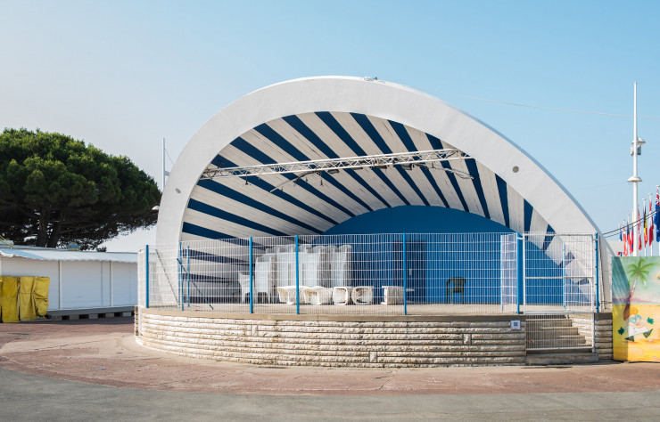 Proche de la plage, l’auditorium en forme de coquillage bleu et blanc est signé Marcel Canellas.
