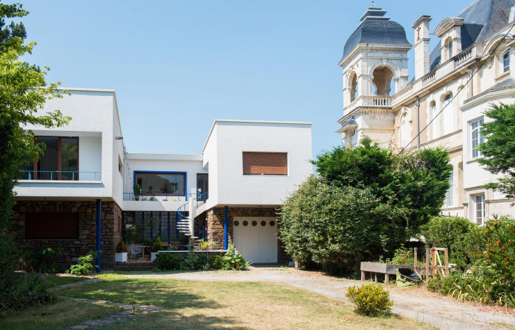 Joyau de Royan logé en bord de mer, la villa Ombre blanche, vue ici depuis le jardin, a été conçue par Claude Bonnefoy et rénovée par ses actuels propriétaires. Montée sur pilotis, elle est souvent comparée à la villa Savoye de Le Corbusier.