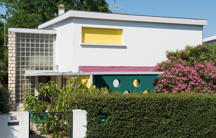 Dans le quartier de Foncillon, cette villa ultracolorée, construite par Jean Bauhain, René Baraton et Marc Hébrard, semble tout droit sortie de la BD Spirou.