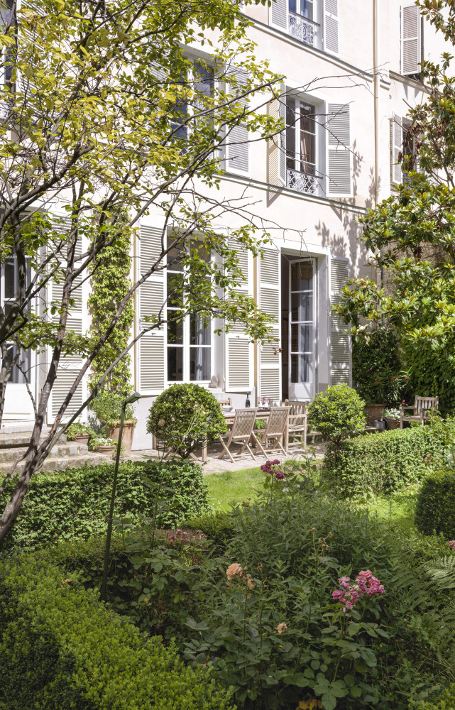 Un jardin privé exceptionnel de 300 m2 a été réalisé en collaboration avec le paysagiste Alain Le Baron...