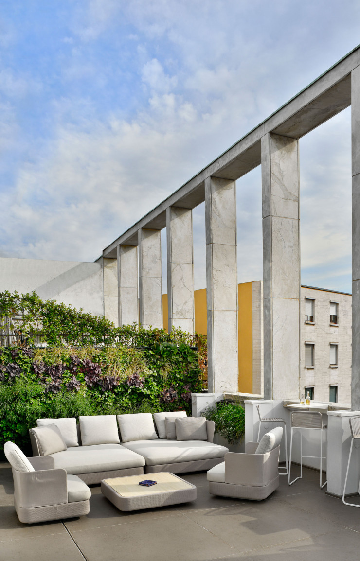 La terrasse principale est agrémentée d’un mur végétal réalisé par CRS Paola Lenti. Mobilier outdoor de la série « Cove », de Francesco Rota pour Paola Lenti.