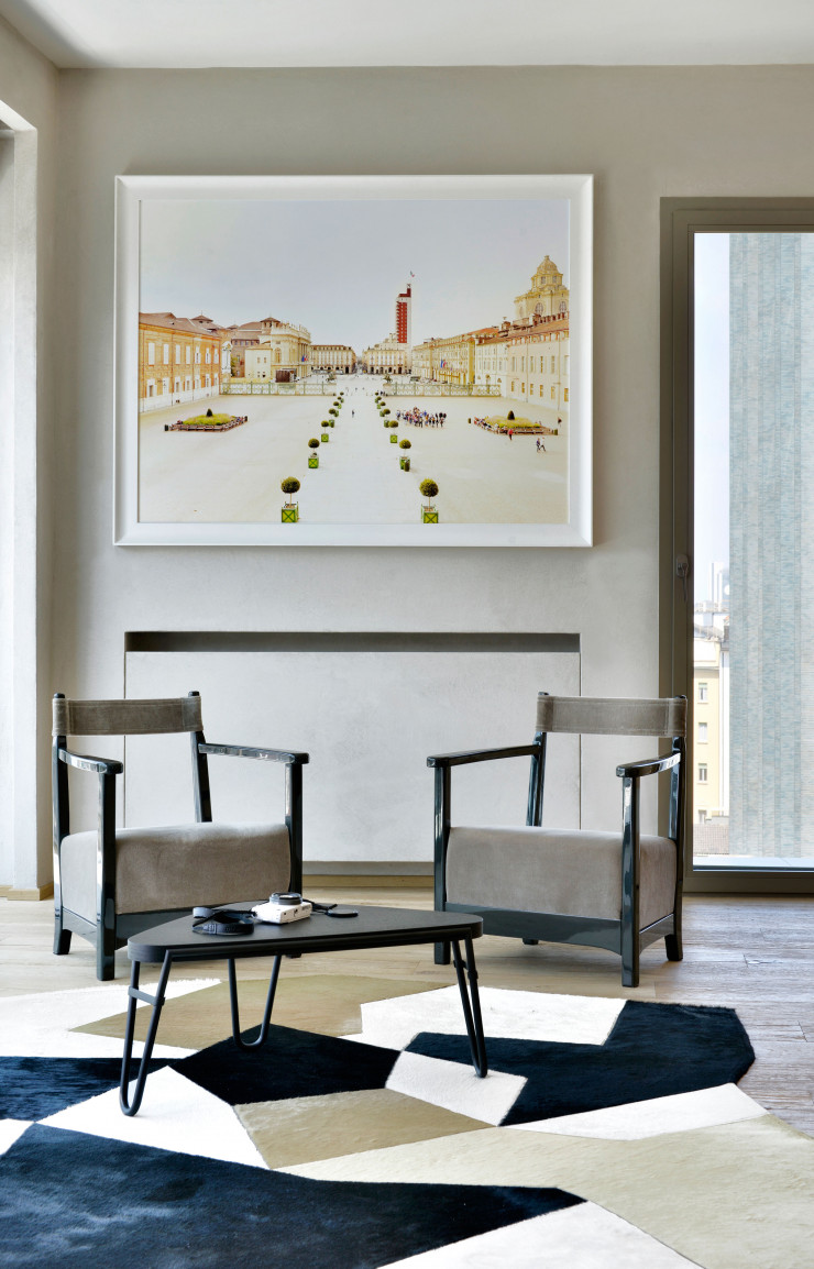 Dans le coin lecture, fauteuils P21 Chinotto, de Luigi Caccia Dominioni (Azucena), et table basse Petalo, de Charlotte Perriand (Cassina). Au mur, photo de la série « Teatro d’Italia », de Massimo Siragusa (Contrasto Galleria).