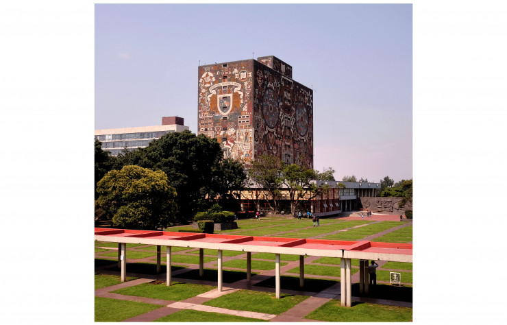 Les façades de la bibliothèque centrale de l’UNAM ont été recouvertes d’une immense mosaïque de pierres décorées par le peintre et architecte mexicain Juan O’Gorman.