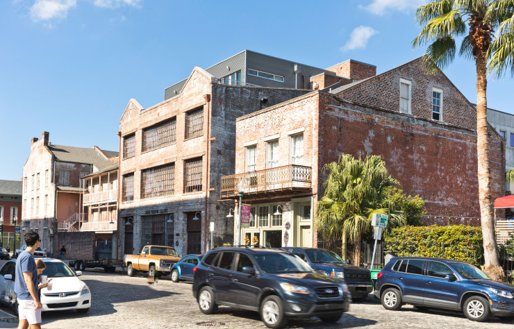 Magazine Street, traversant les Garden et Warehouse Districts, est l’artère la plus à la mode de La Nouvelle-Orléans, dans laquelle les boutiques et restaurants in se nichent entre les entrepôts et les maisons coloniales.