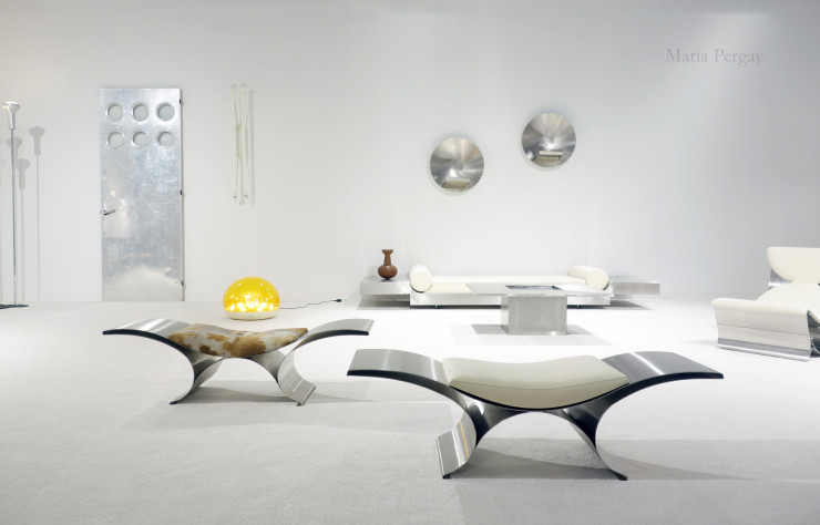 Au premier plan, les tabourets « Vague » de Maria Pergay (1968) exposés en 2016 par la galerie Jousse Entreprise lors de Design Miami.