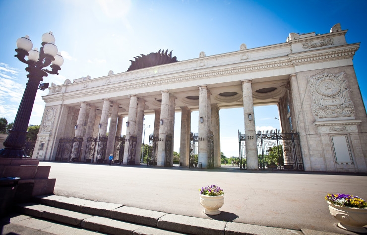 La monumentale entrée du parc Gorki.
