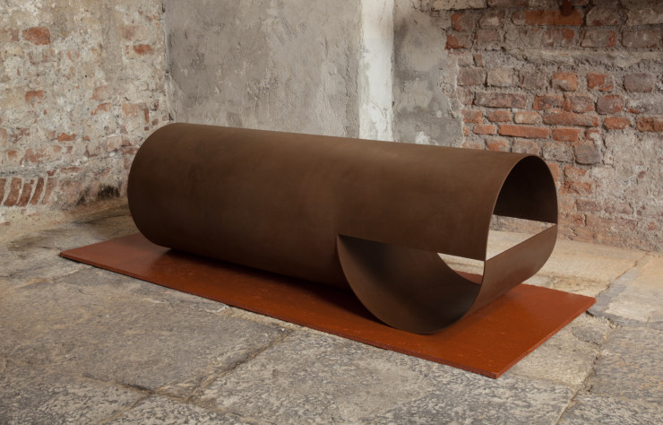 Banc « Sections » de Guglielmo Poletti, réalisé en acier Corten pour la version outdoor, également disponible en acier brossé pour la version indoor.