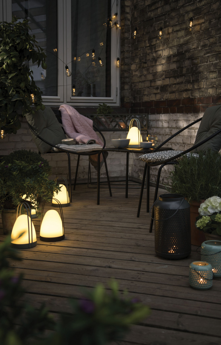 A la nuit tombée le petit jardin s’illumine grâce aux lanternes, guirlandes et surtout lampes à LED.