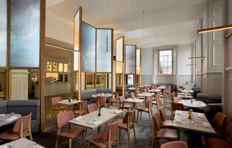 En plus de ses nombreux projets parisiens, le designer Ramy Fischler a redessiné le restaurant de la National Gallery, à Londres.