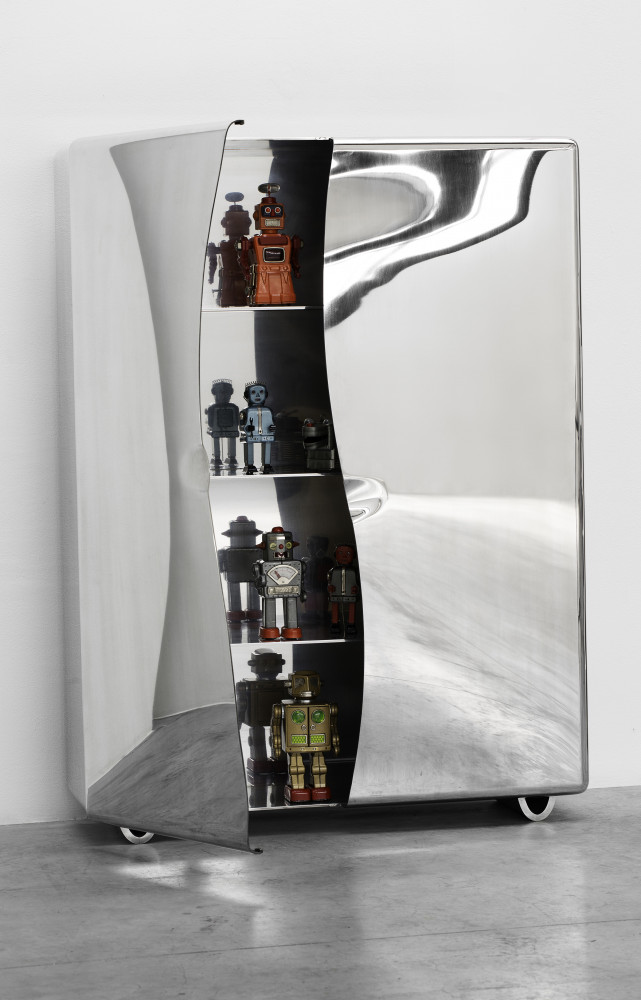 Armoire en aluminium, matériau fétiche de Xavier Lust (Galerie du Passage, 2014).
