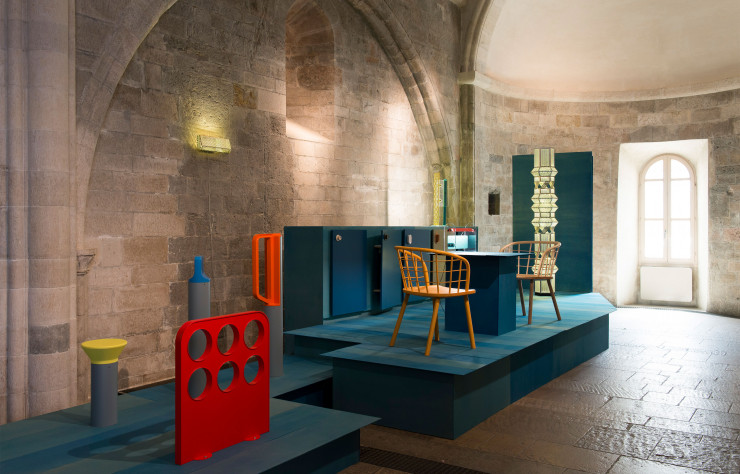 En 2015, Fabien Cappello a réalisé du mobilier urbain pour le borough royal de Kingston upon Thames, à Londres, ici au premier plan (Stanley Picker Gallery).