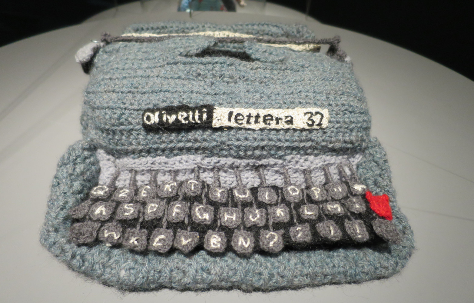Réalisée en 2009, la machine à écrire Olivetti Lettera de Lucia Biagi est riche de sens. Sur...