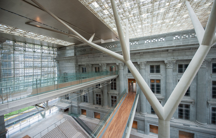 La relecture architecturale par le studio de Jean-François Milou des deux édifices, désormais reliés par un voile d’aluminium et de verre, brise avec élégance les lignes néoclassiques de leur façade des années 30.