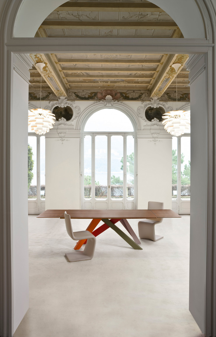 La Big Table (Bonaldo, 2009) joue du contraste entre bois et métal peint.