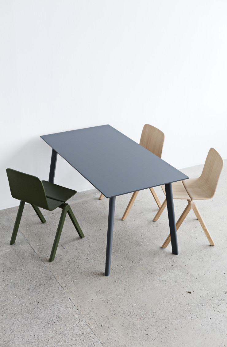 Table et chaises de la collection « Copenhague Deux ».