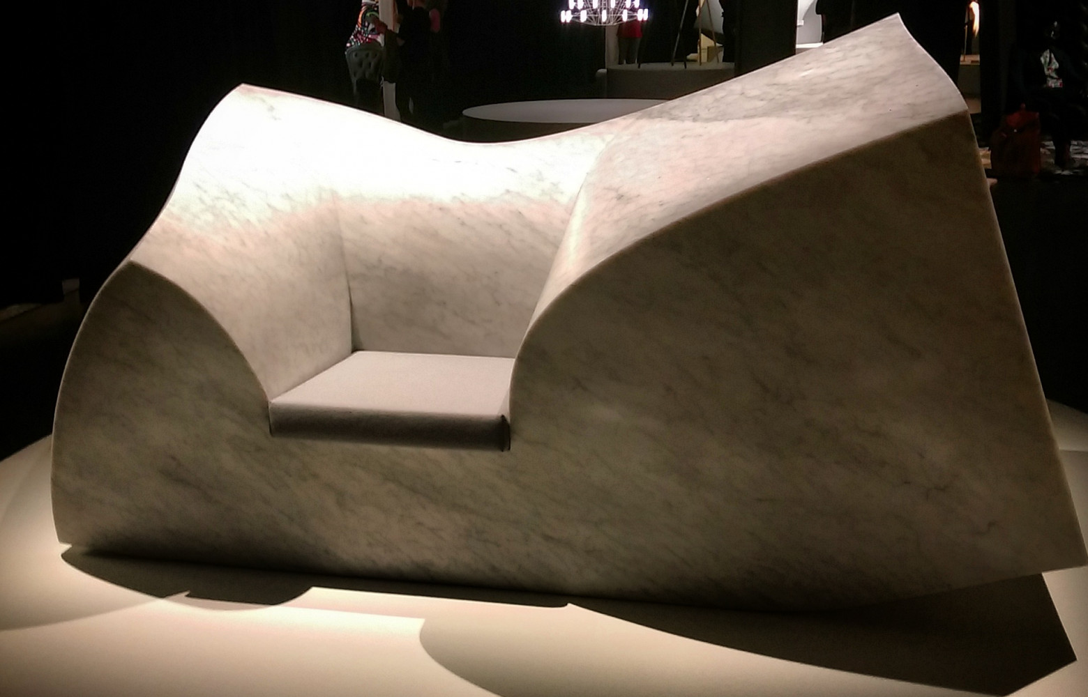 L'impressionnant canapé en marbre Compression de Paul Cockesdge, 6 tonnes de marbre brut…