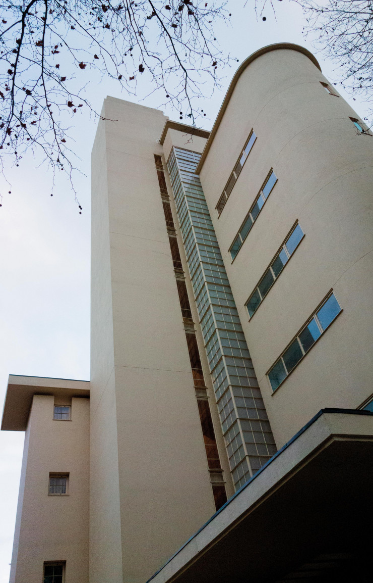 Le Collège Néerlandais et son architecture géométrique sous haute influence Bauhaus…