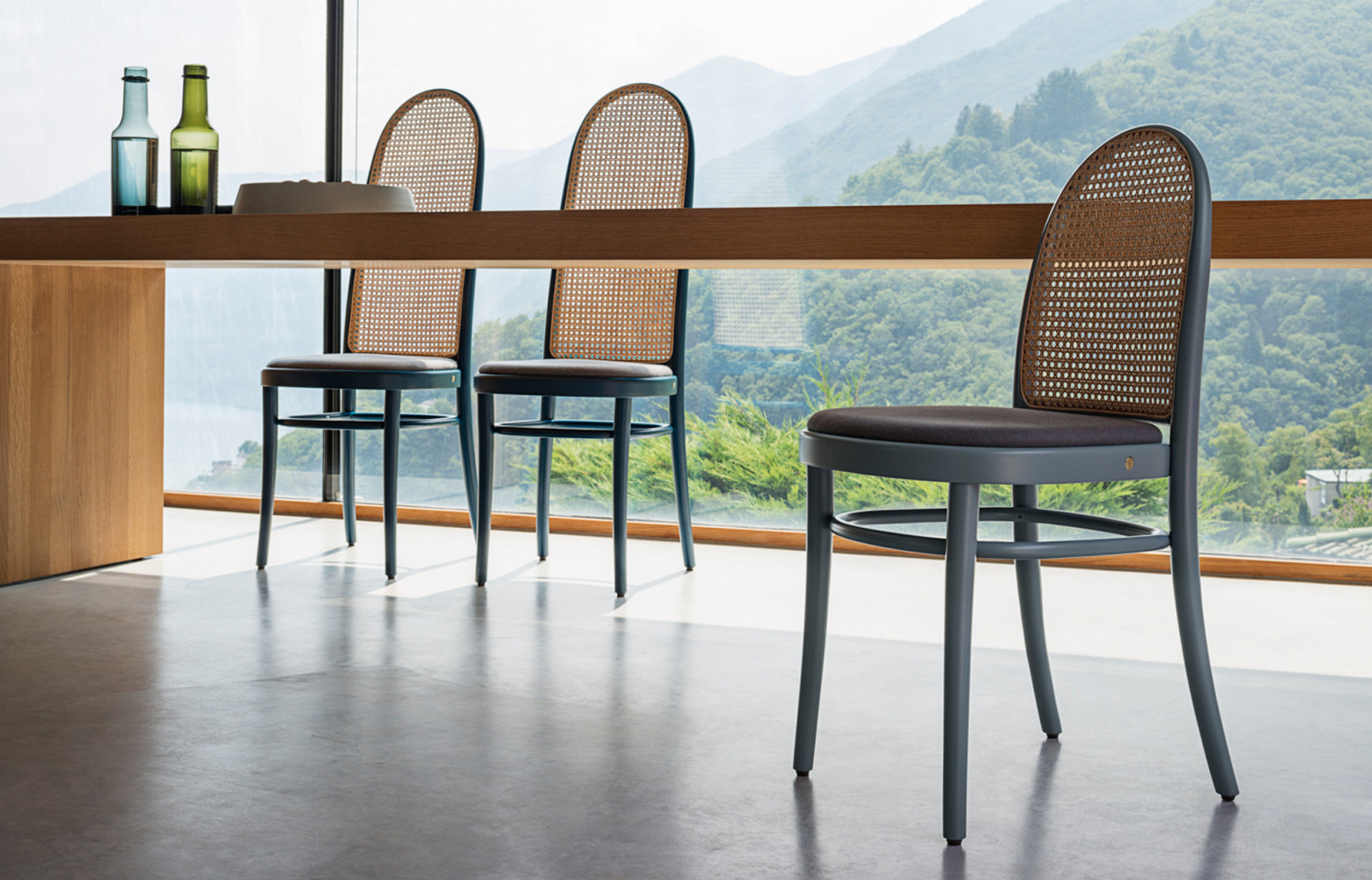Les chaises Morris aussi dessinées en 2015 par GamFratesi pour Wiener GTV Design.