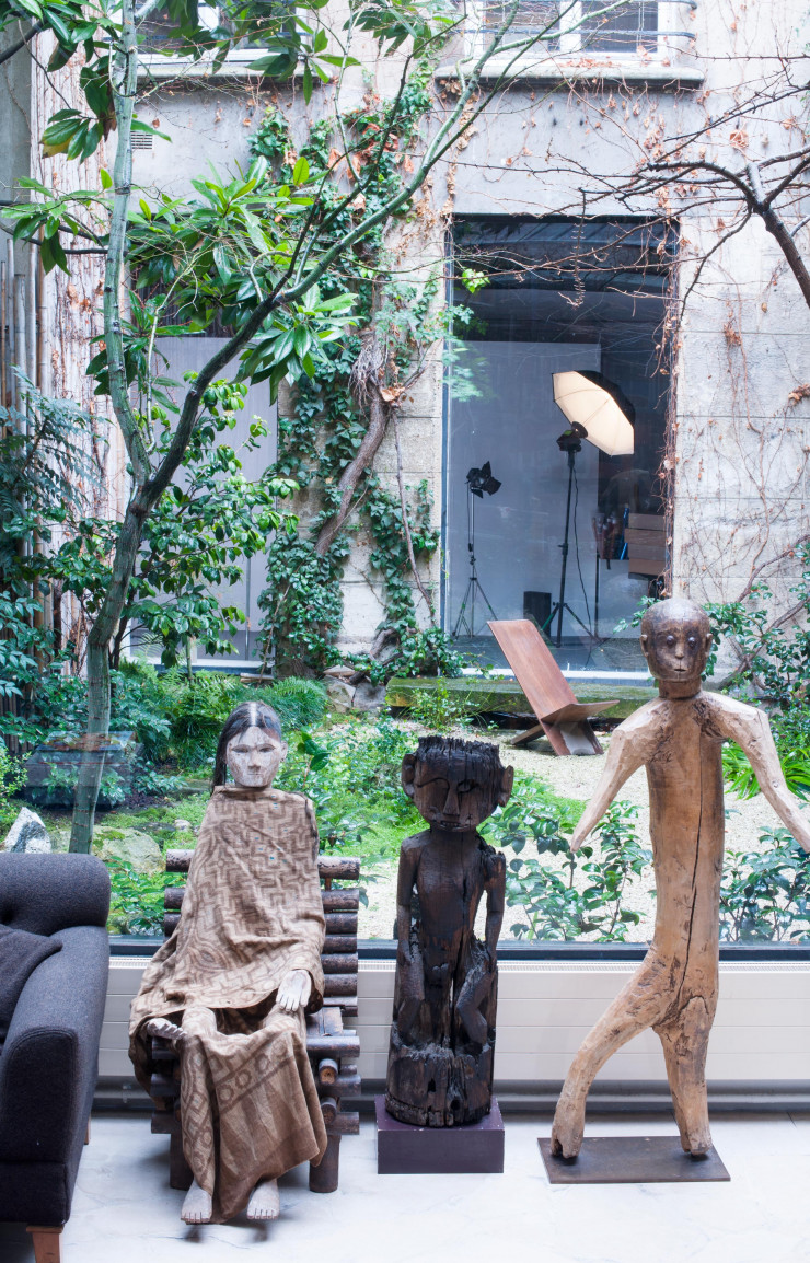 Une sculpture d’ancêtre assise Tao Tao de Sulawesi ; une sculpture Dayak de Bornéo en bois foncé et une sculpture Tumbwe d’Afrique de l’Est.