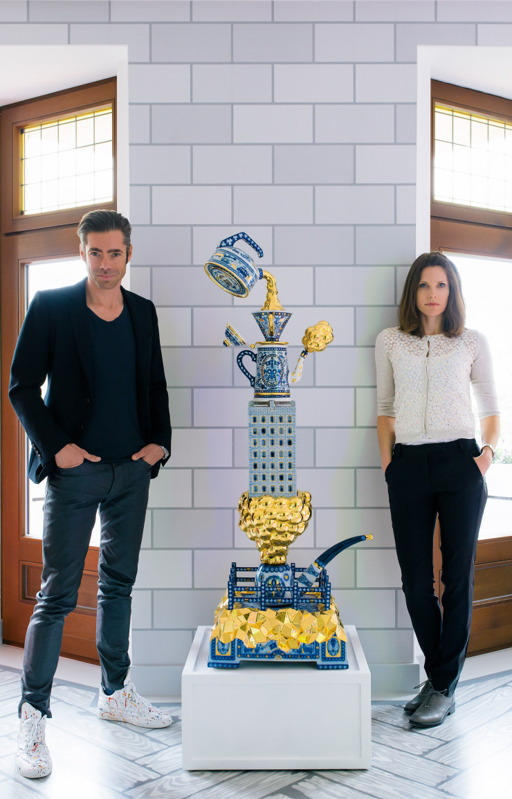 Job Smeets et Nynke Tynagel posent aux côtés d’un totem en porcelaine inspiré des vases monumentaux flamands du XVIIe siècle et réalisé pour la manufacture Royal Tichelaar Makkum (2008).