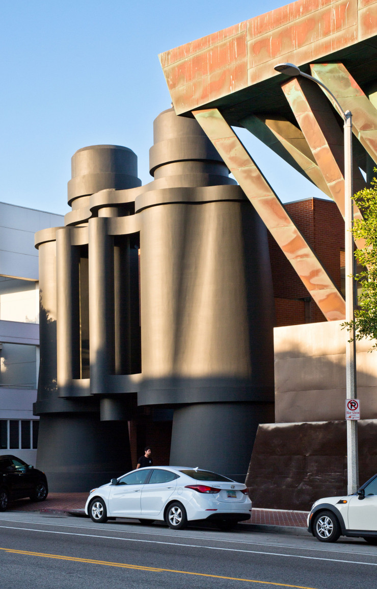 The Binoculars Building à Los Angeles. En 1985, Frank Gehry affirmait déjà son goût pour les architectures chaotiques.