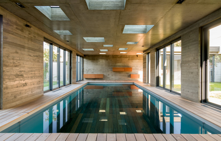 Ce bassin (9 x 4 m), Aqua System Solutions/ L’Esprit Piscine, avec fond mobile Hidden Pool en ipé, se transforme en une terrasse en quelques minutes.
