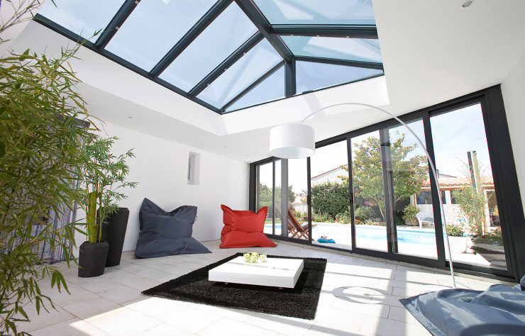 Très contemporaine, Extenxia a été conçue avec une toiture intégrant un patio vitré autonettoyant, Concept Alu.