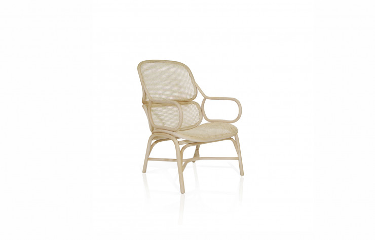 La conception de ce fauteuil en rotin repose sur la création d’un cadre fermé.