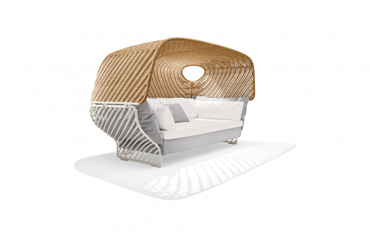 Tigmi réinvente le confort outdoor en se faisant à la fois canapé, lit de jour et cabane.