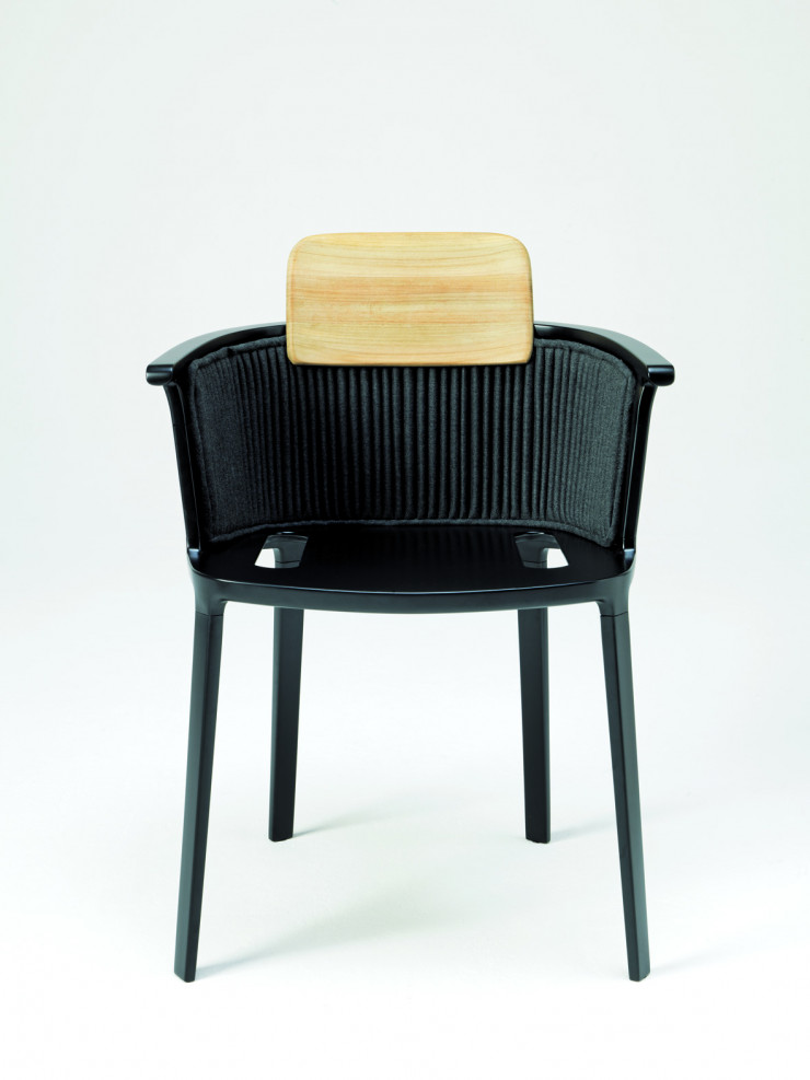 À la fois simple et sophistiquée, la féminine chaise Nicolette, en aluminium et teck, sera présentée au prochain Salon du meuble de Milan.