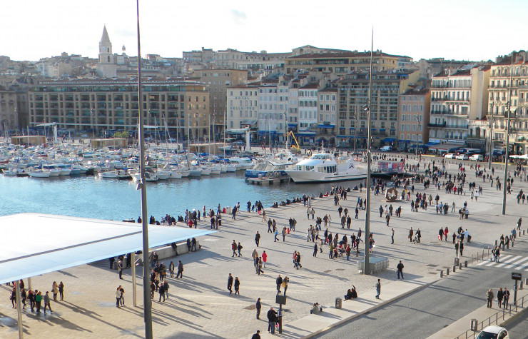 Sur le Vieux-Port de Marseille, accompagné de Norman Foster, qui a conçu une impressionnante ombrière en miroir, Michel Desvigne a procédé à un léger lifting avec le dallage écru qui rappelle la couleur de la côte. Les piétons ont ainsi réinvesti les bords de l’eau.