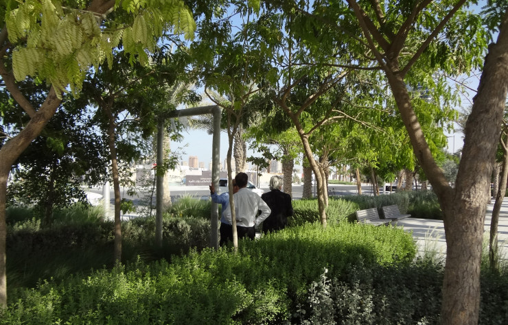 À Lusail, ville nouvelle du nord de Doha, Michel Desvigne et son équipe aménagent le front de mer et les boulevards en mettant en valeur la nature locale.