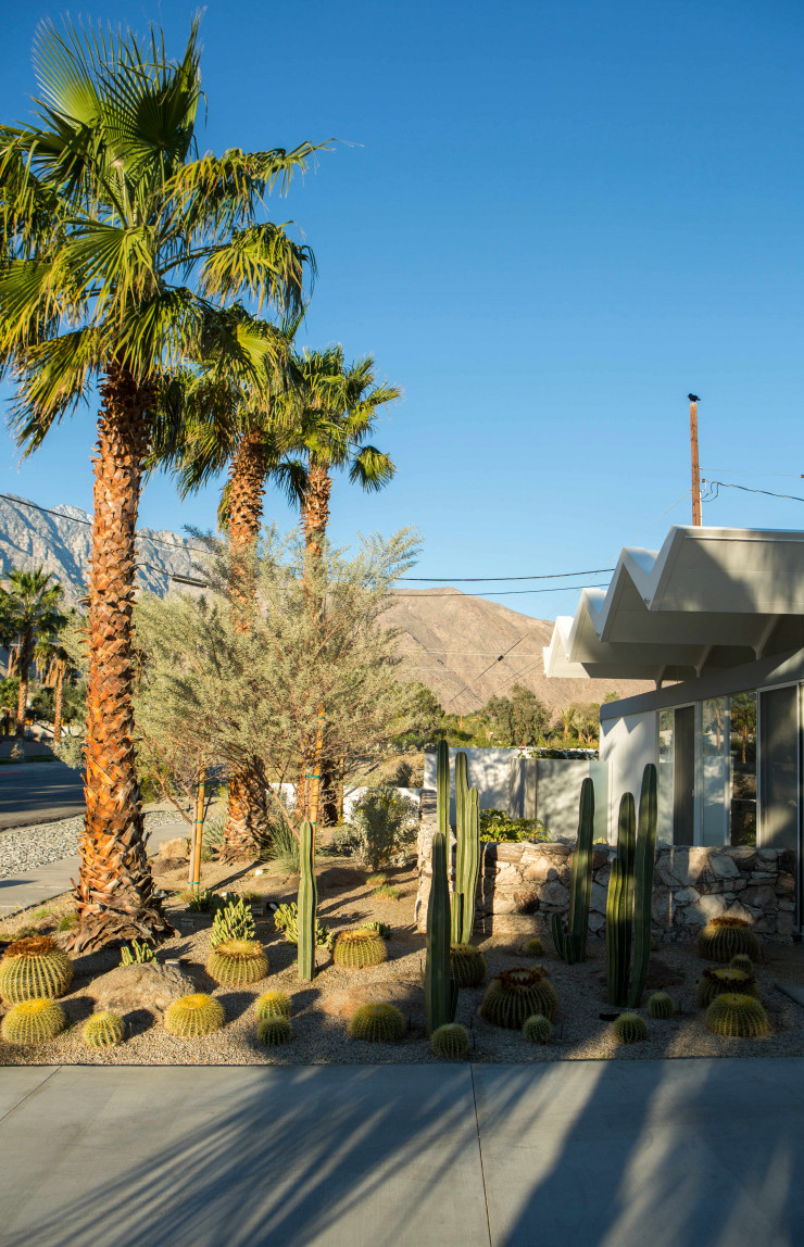 Steel Home (1962), maison de l’architecte Donald A. Wexler (1926–2015). Après avoir travaillé pour Richard Neutra, Wexler s’est installé à Palm Springs en 1952, où il a développé une architecture sensible aux conditions extrêmes du désert grâce à l’utilisation du métal. Wexler a également construit des banques, écoles, hôtels, ainsi que l’aéroport de Palm Springs…