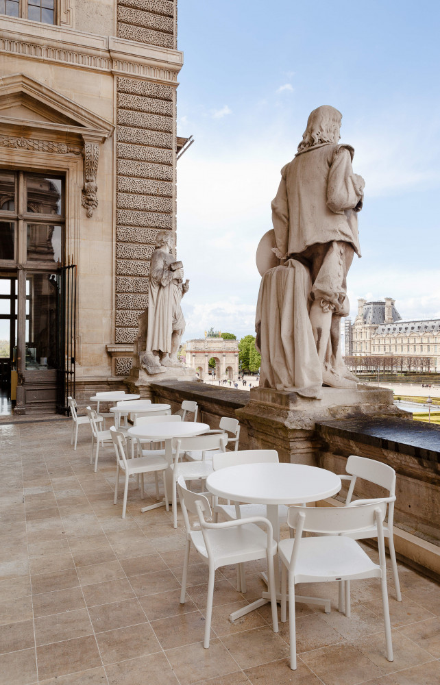 Depuis la terrasse du Café Mollien, la vue s'ouvre sur le Jardin des Tuileries.