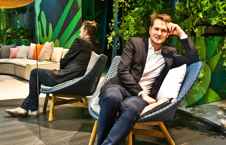Au Salon du Meuble, à Milan 2016, Sebastian Herkner pose sur son fauteuil Mbrace (Dedon).
