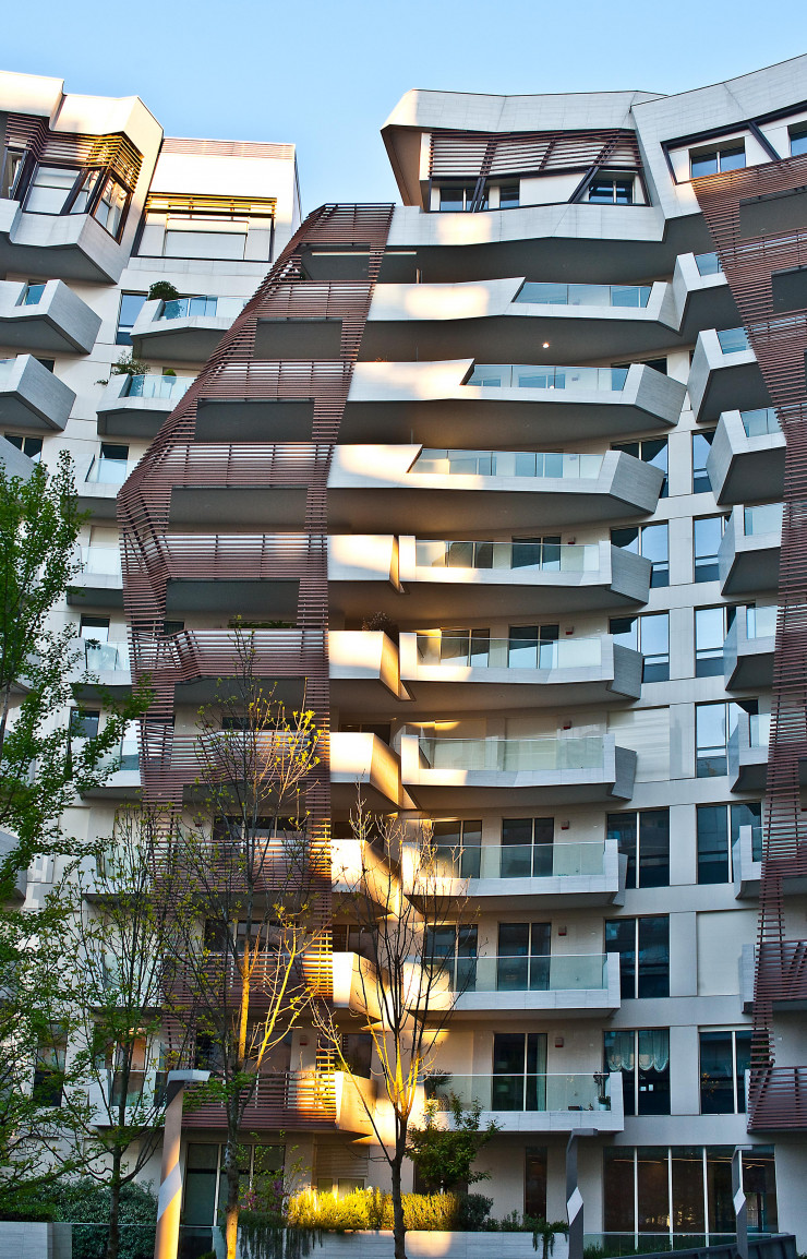 L’immeuble d’habitations à la forme facettée, dessiné par Daniel Libeskind, arbore une façade asymétrique pourvue d’éléments qui filtrent la lumière.